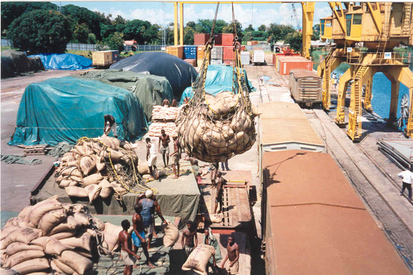 Kigoma - ex schip naar gesloten wagon - gebruik van laad platf