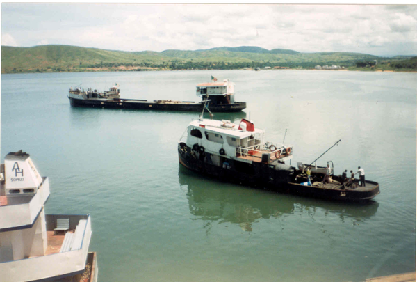 een Burundese sleepboot van Arnolac