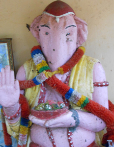 Ganesh tegen het hotel