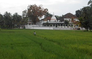 Tempel op weg naar batikfabriek