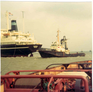 vlottrekken zeeschip , op achtergrond Sea Lion