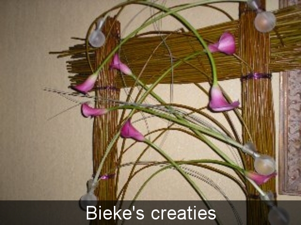 Modern bloemstuk calla's wilgentenen bieke's creaties