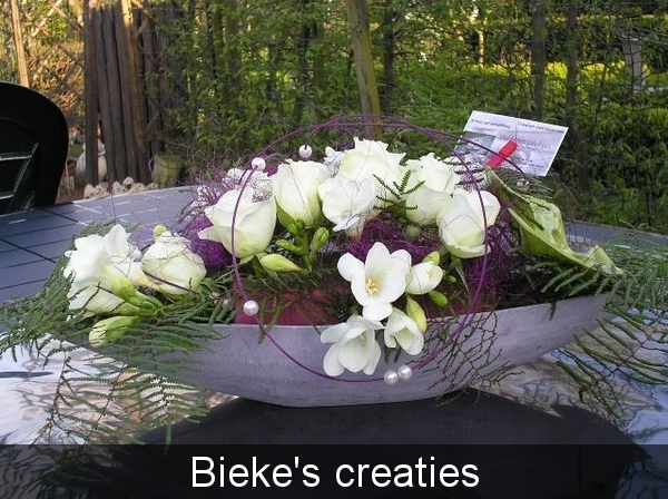 bloemstuk witte freesia's rozen bieke's creaties
