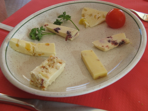 Schotel met kaas waarin fruit is verwerkt.