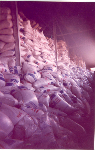 Isaka , de magazijnen staken nokvol met WFP food aid voor AMI