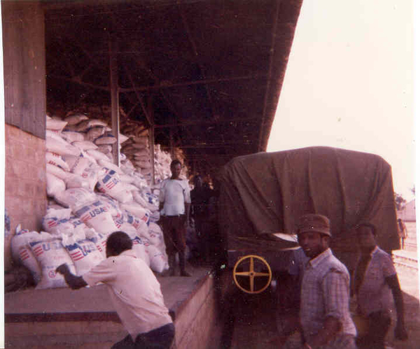 Isaka , lossen wagons WFP voor Burundi