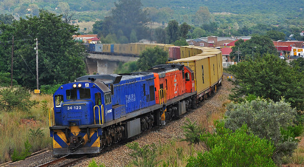 moderne trein nu in Tanzania naar Zambia