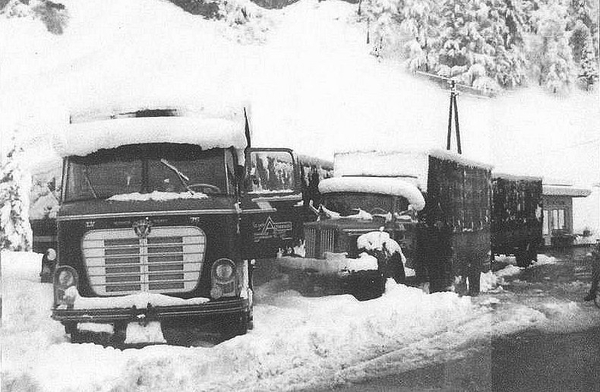 LV 75en LS 75  met Rondaan cabine  in de sneeuw