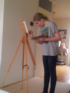 Anneke aan het schilderen.