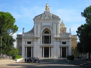 Assisi _Façade van de basiliek met bovenop bronzen standbeeld Ma