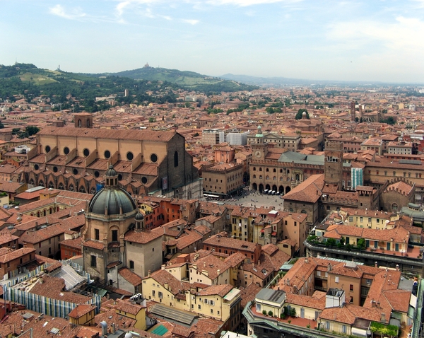 Bologna _zicht op de oude binnenstad vanaf de top van de Torre de