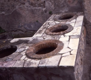 Pompeii _De toonbank van een thermopolium