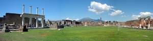 Pompeii _Panorama van het forum met de Vesuvius op de achtergrond