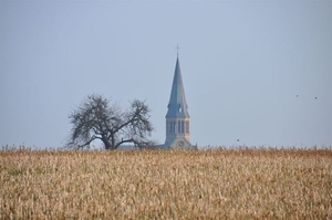 065-In de verte de kerk in Pamel