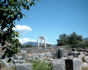 2a 124-Delphi-stoa1