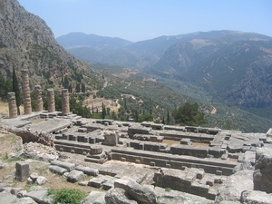 2a Delpfi  Apollo tempel naar beneden zicht