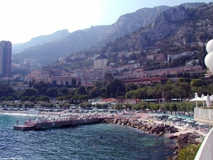 Monaco_zicht  op bergen en stad
