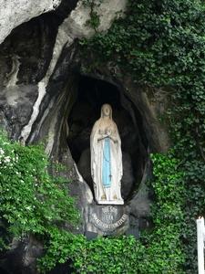 Pyreneeen _Lourdes _Mariabeeld in de grot