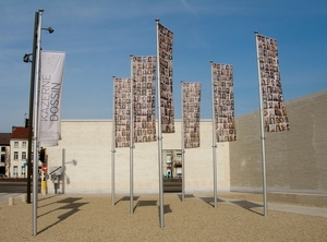 Vlaggen met foto's voor het museum