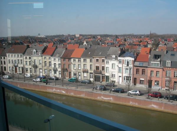 Mechelen en de Dijle vanachter een raam