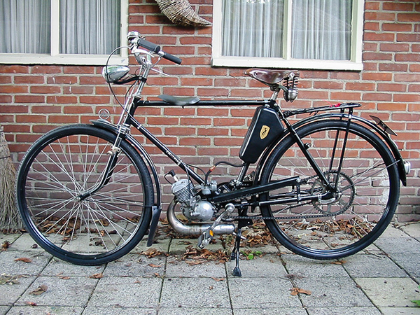 Zndapp Combimot 1953 op een Tripad fiets