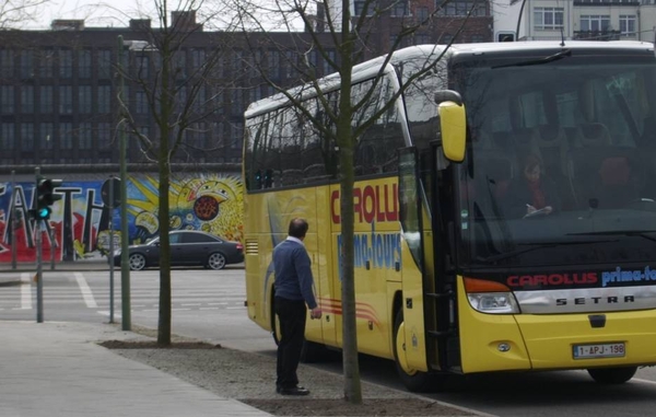 de bus,en stuk van de muur in berlijn