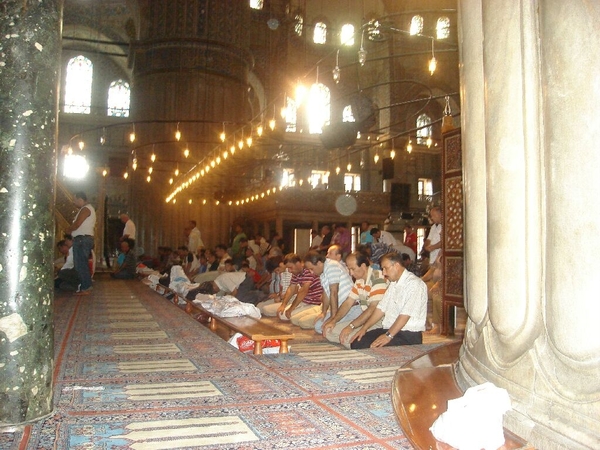 1 Istanbul  blauwe moskee binnen met gelovigen