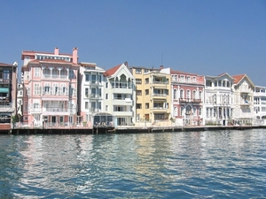 1 Istanbul  Yalis  veelkleurige houten woningen meestal met 2 ver