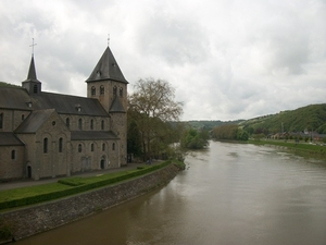 086-Romaanse abdijkerk en de Maas in Hastire