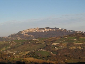 San Marino_zicht  op de heuvel