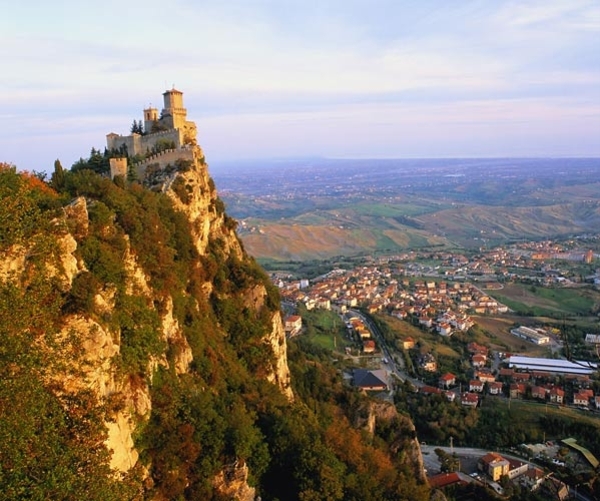 San Marino_zicht op de burcht en benedenstad