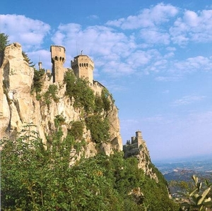 San Marino_zicht op de burcht en rotswand