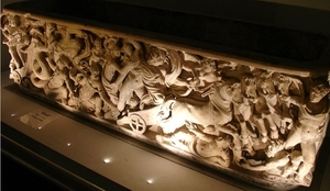Aken_Dom_schatkamer_oude sarcofaag uit 2e eeuw   voor  Charlemagn