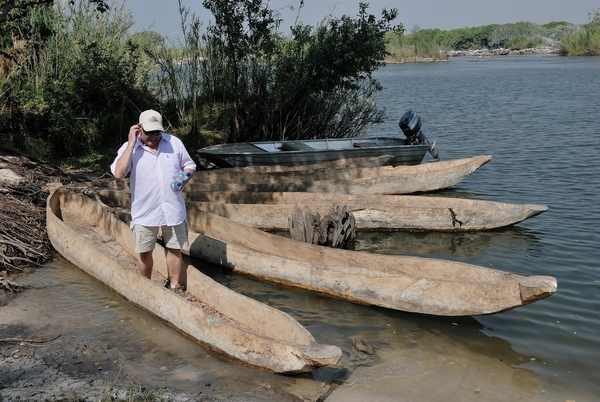 Overzet met kano's naar Namibisch dorp.