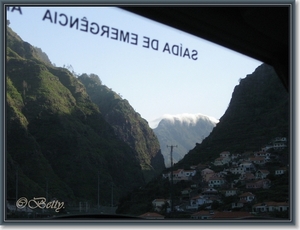 Op weg naar Funchal.\nDe wolken rollen over de toppen.