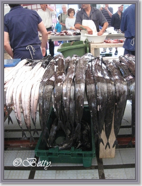 Peixe espada preto.