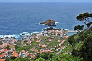 Porto Moniz vanop het plateau gezien