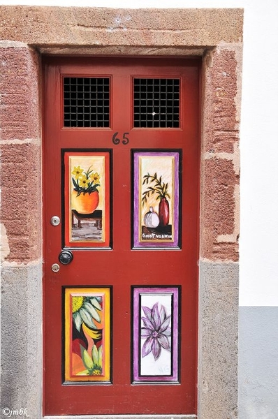 Funchal  Straatje waar alle voordeuren beschilderd zijn