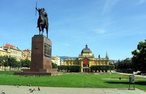 2k_KRO_Zagreb_plein met standbeeld