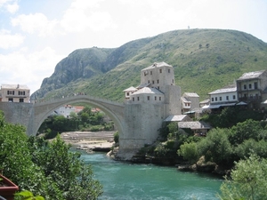 4_BOS_Mostar _de brug die beide stadsdelen verbindt _beneden zich