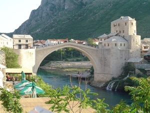4_BOS_Mostar _de Neretva rivier en de brug