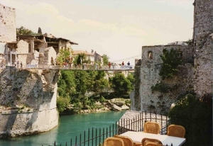 4_BOS_Mostar _de noodbrug die beide stadsdelen verbindt