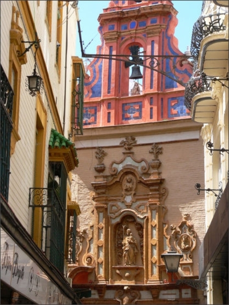 3SE IN Sevilla_In wijk Santa Cruz een typisch katholieke facade