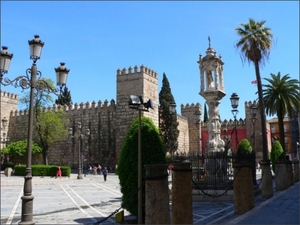 3SE_AL IN Sevilla_Alcazar _ Leeuwen-poort; entree vanaf Plaza del
