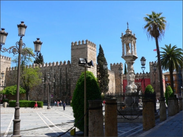 3SE_AL IN Sevilla_Alcazar _ Leeuwen-poort; entree vanaf Plaza del