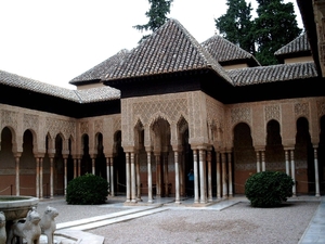 5GR_AL SG2279 Granada_Alhambra_binnenplaatse met mooie zuilen en 