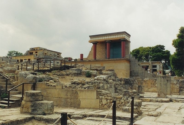 2 Knossos paleis gerestaureerde zuilen 3