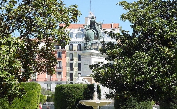 1MA IN Madrid_Plaza Oriente met standbeeld Felipe V