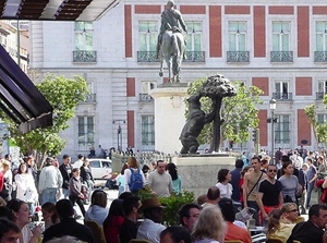1MA IN Madrid_puerta del sol_ met monumenten Carlos III en beer b