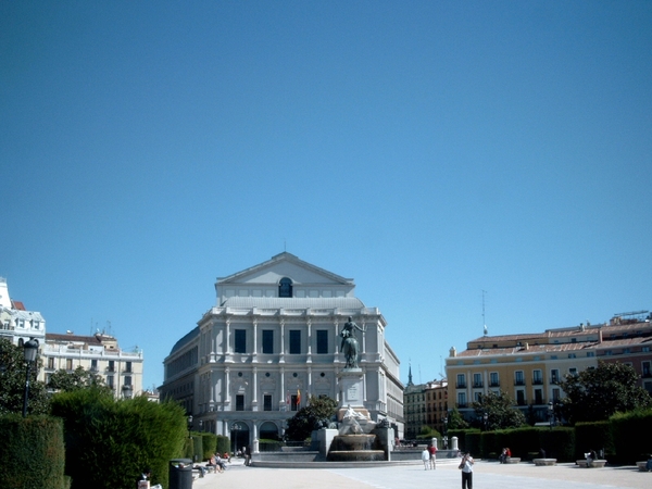 1MA SG2060 Madrid_plaza Oriente_voorzicht opera en standbeeld Fil